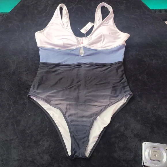 Colorblock One-Piece Swimsuit CUPSHE SWIMWEAR ONE-PIECE - Picture 8 of 13